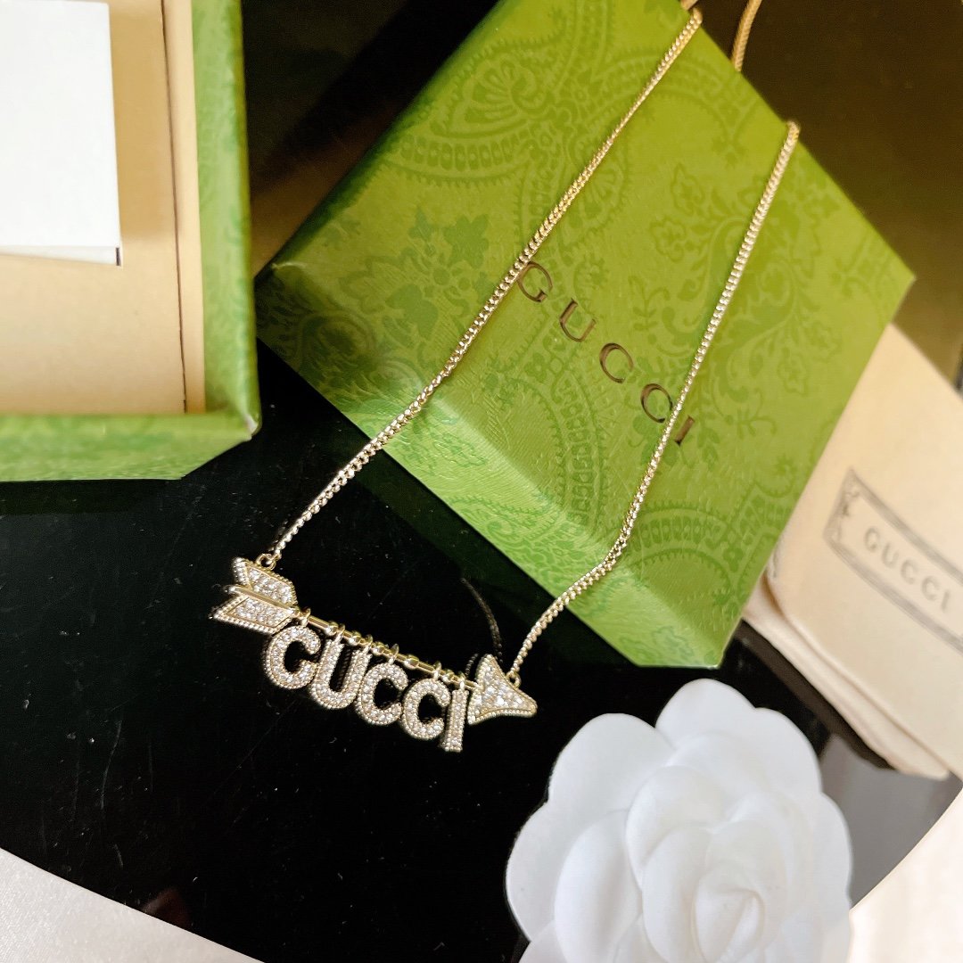 G u c c i necklace