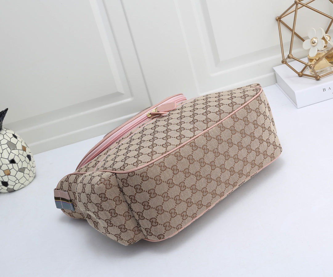 G u c c I baby bag